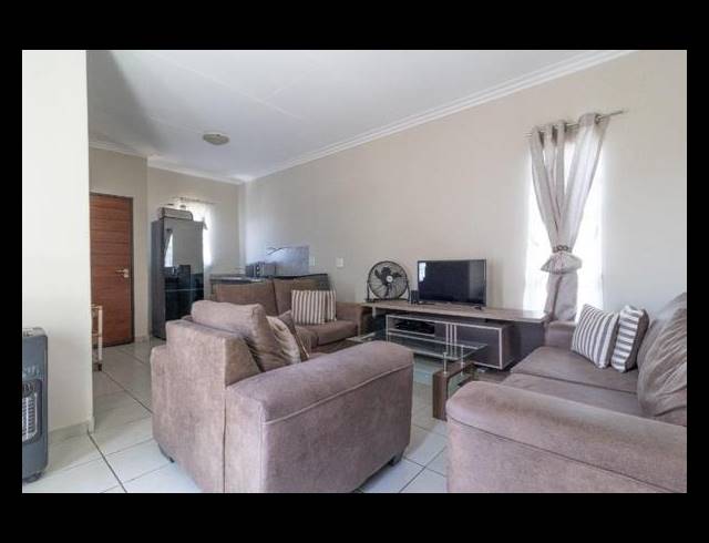 2 BEDROOM FREESTANDING FOR SALE IN SOUTH HILLS